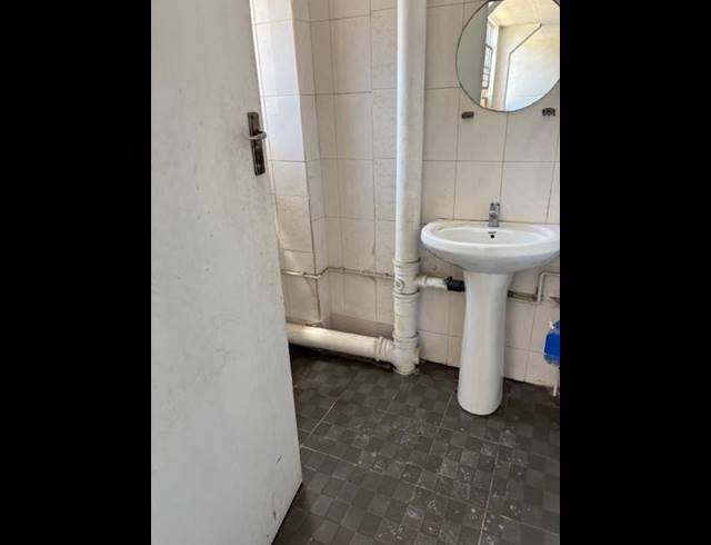 BUSINESS PROPERTY TO RENT IN OVERPORT